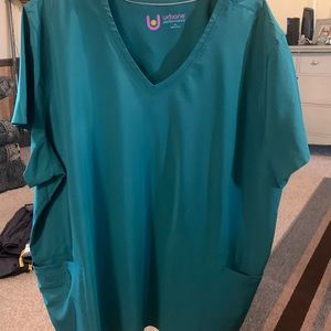 NWOT Urbane Scrub Top